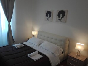 2 bedrooms, desk, iron/ironing board, WiFi