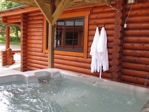 Outdoor spa tub