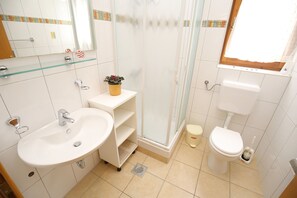 Combined shower/tub, hair dryer, towels, soap - Studio Apartment with Terrace & Garden View (Zadar)