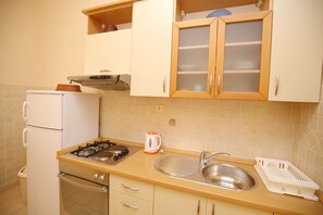 Fridge, oven, stovetop, coffee/tea maker - Studio Apartment with Terrace & Garden View (Zadar)