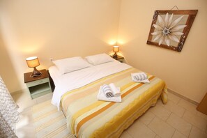 1 bedroom, soundproofing, WiFi, bed sheets - Studio Apartment with Terrace & Garden View (Zadar)