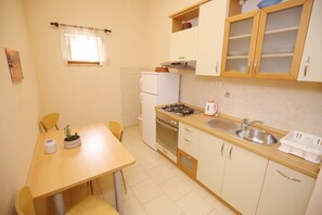 Geladeira, fogão, cooktop, cafeteira/chaleira