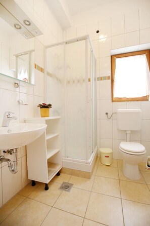 Chuveiro/banheira combinados, secador de cabelo, toalhas de banho