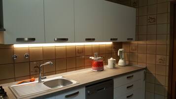 Frigorifero, forno, piano cottura, lavastoviglie