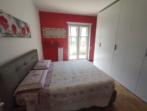 2 bedrooms, desk, iron/ironing board, free WiFi