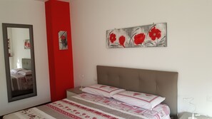 2 bedrooms, desk, iron/ironing board, free WiFi - The birch tree, comfortable apartment wifi and parking free (aosta)