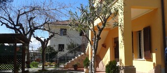 Independent apartment in a villa with garden