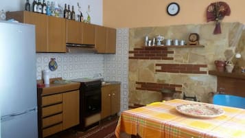 Frigorífico, horno, placa de cocina y cafetera o tetera