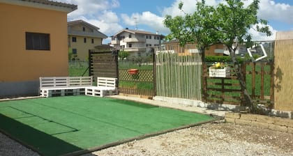 Apartamento independiente en una villa con jardín.