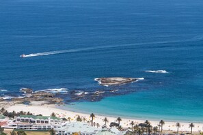 En la playa, camastros y toallas de playa 