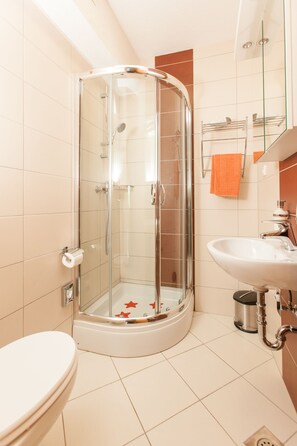Combined shower/tub, hair dryer, towels