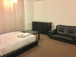 2 多间卧室、熨斗/熨衣板、WiFi、床单