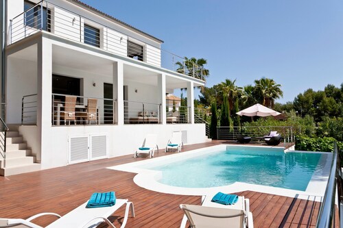 Large Modern Villa, private pool, very close to Portals beach & luxurious Marina