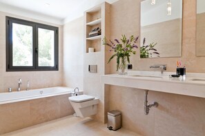 Combined shower/bathtub, hair dryer, towels, soap - Large Modern Villa, private pool, very close to Portals beach & luxurious Marina (Costa d'en Blanes)