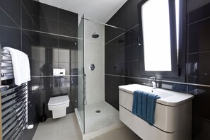 Combined shower/tub, hair dryer, towels, soap