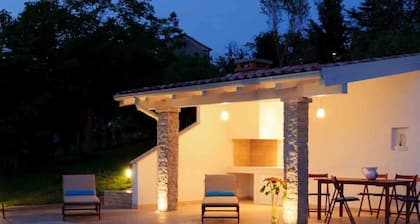 Villa im GrĂŒnen mit eigenem Pool eingetaucht nicht weit von Porec StrĂ€nde!