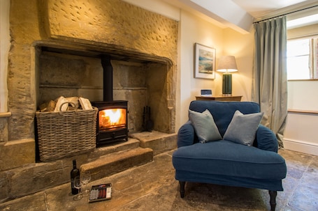 Interior. Atherstone Farm Cottage - charming thatched cottage, sleeps 4 guests in 2 rooms