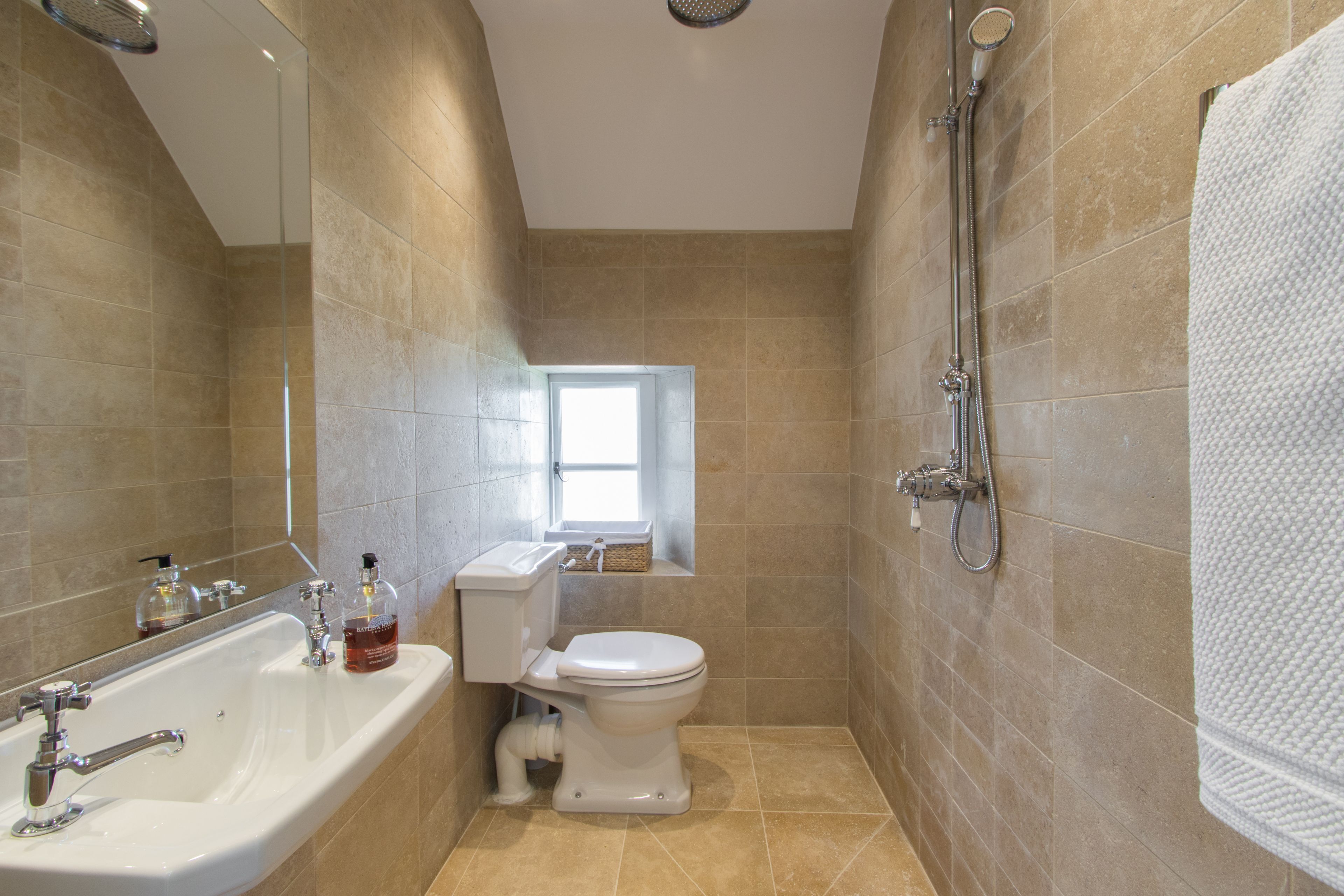 Un baño con bañera, inodoro y ducha.