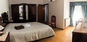 3 bedrooms, desk, iron/ironing board, travel crib