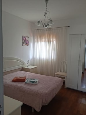 3 bedrooms, desk, iron/ironing board, travel crib