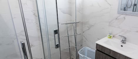 Een douche, een bidet, handdoeken, zeep