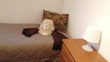 3 habitaciones, escritorio y tabla de planchar con plancha