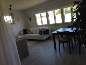 Smart TV, chimenea, futbolito, libros