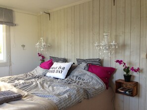 2 slaapkamers, een strijkplank/strijkijzer, reisbedje, gratis wifi