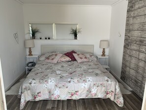 2 habitaciones, tabla de planchar con plancha y cuna de viaje 