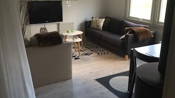 Smart TV, chimenea, futbolito y libros