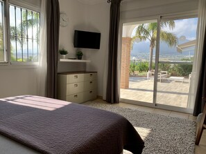 4 chambres, fer et planche à repasser, lit de bébé portatif, Wi-Fi