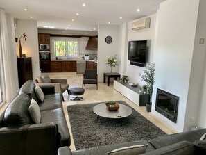 Smart TV, lareira, videogames, DVD player