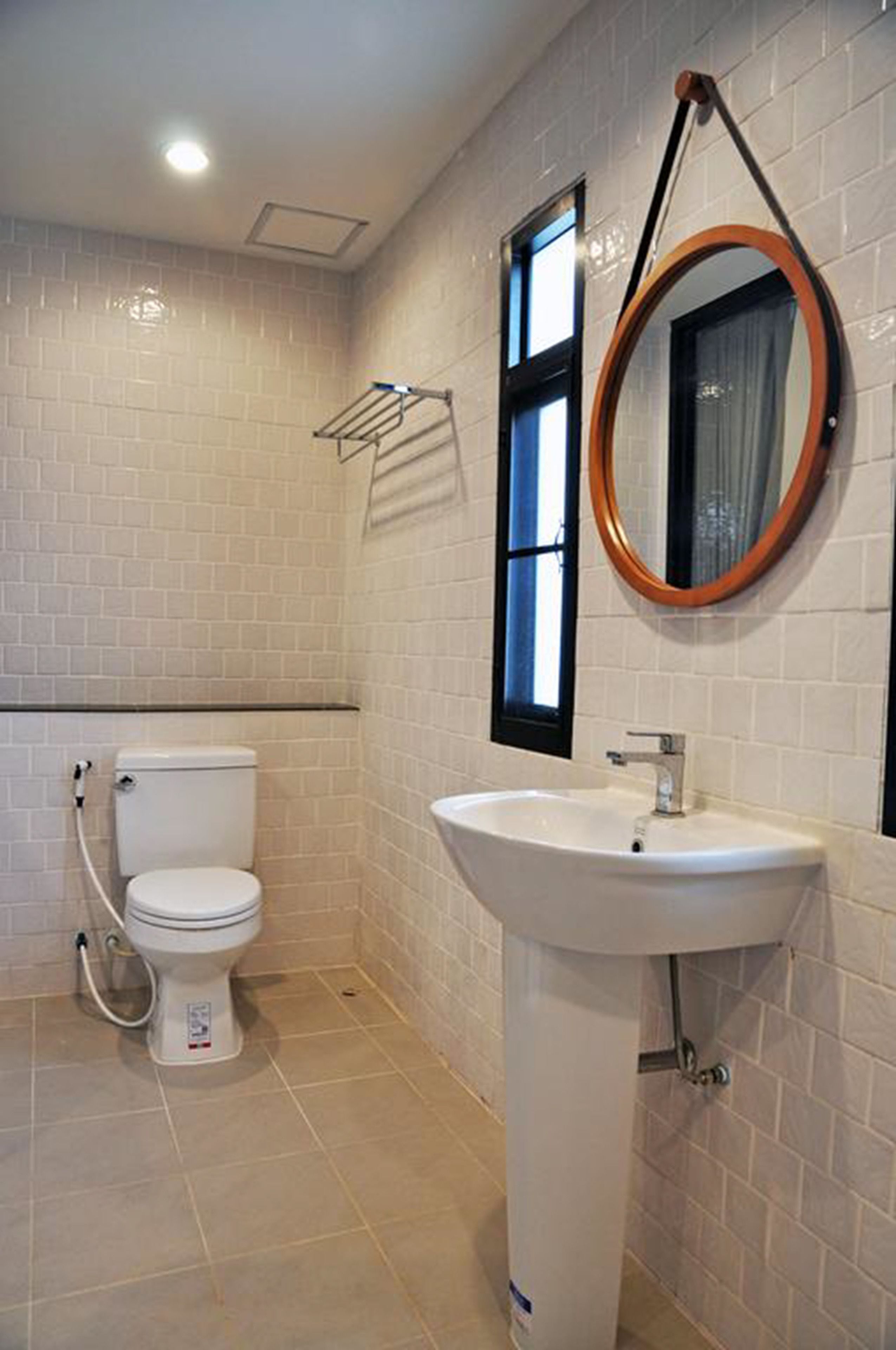 shower, free toiletries, towels