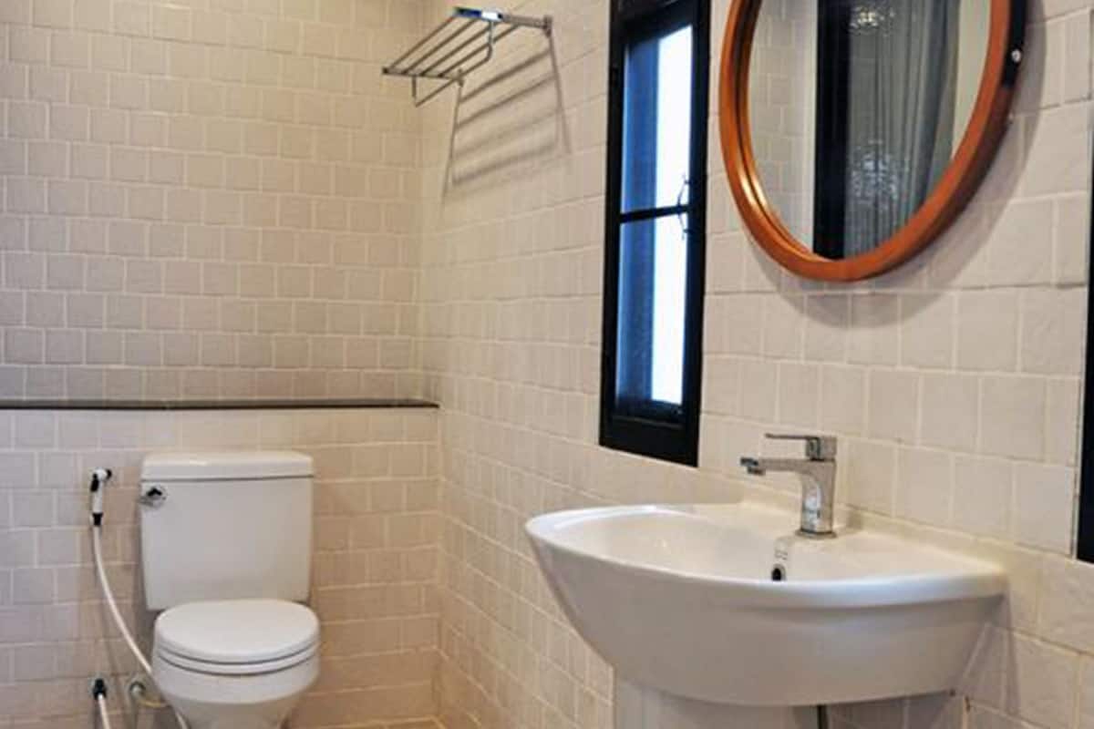 shower, free toiletries, towels