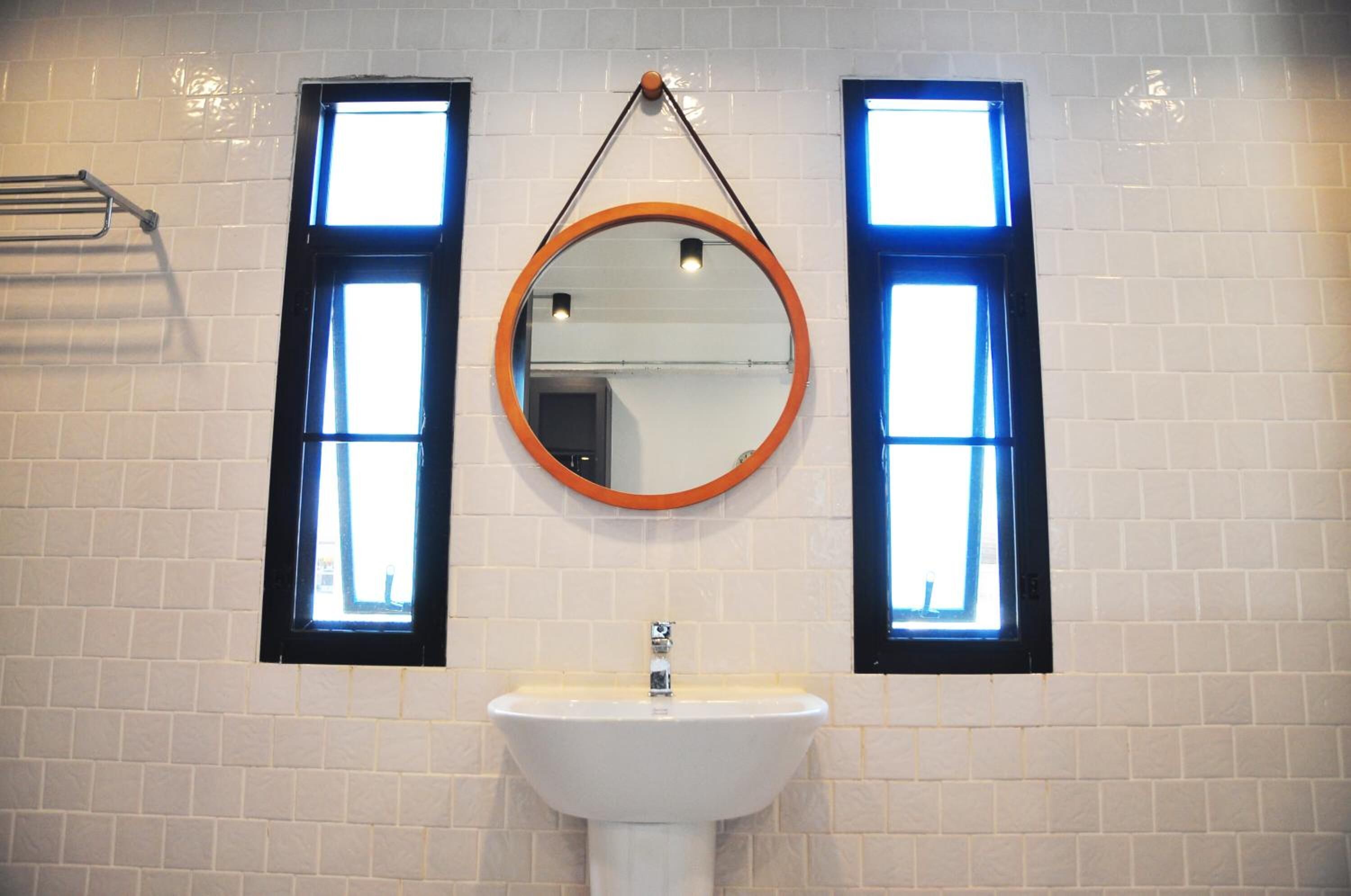 shower, free toiletries, towels