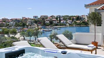 Tina de hidromasaje al aire libre