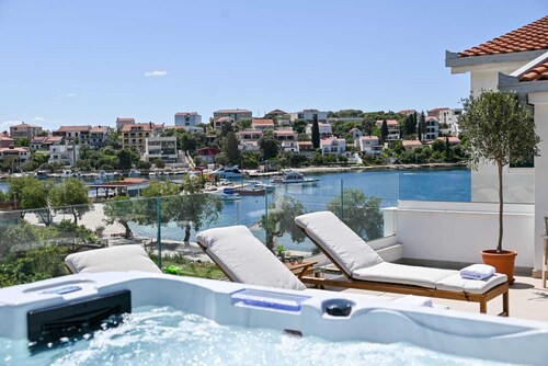 Luxury apartment literally on the beach - whirlpool and sauna