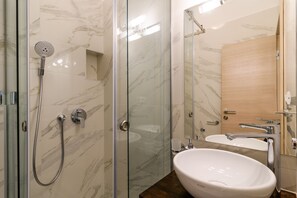 Dusche, Haartrockner, Handtücher, Seife