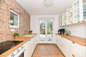 Kjøleskap, mikrobølgeovn, ovn og kaffetrakter/tekoker