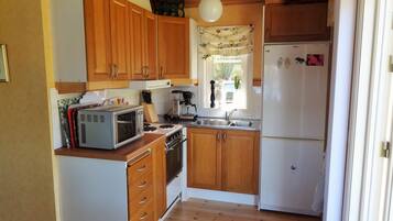 Geladeira, micro-ondas, fogão, cooktop