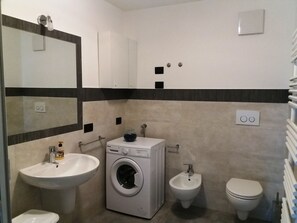 Doccia, asciugacapelli, bidet, carta igienica