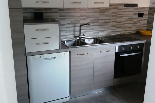 Een koelkast, een oven, een kookplaat, een vaatwasser