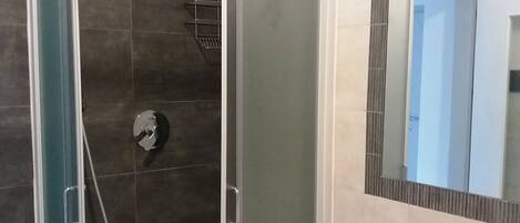 Douche, sèche-cheveux, bidet, papier toilette