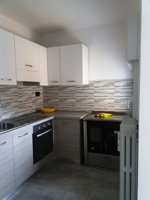 Kühlschrank, Ofen, Herdplatte, Geschirrspüler