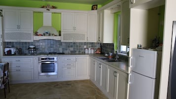 Geladeira, fogão, cooktop, cafeteira/chaleira