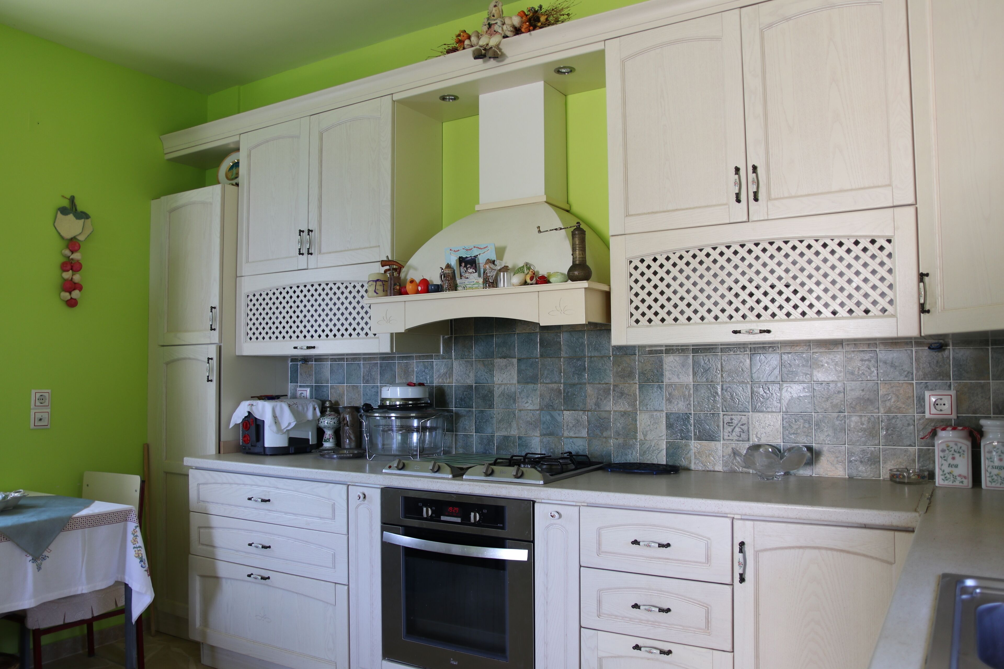 Frigorífico, horno, placa de cocina y cafetera o tetera