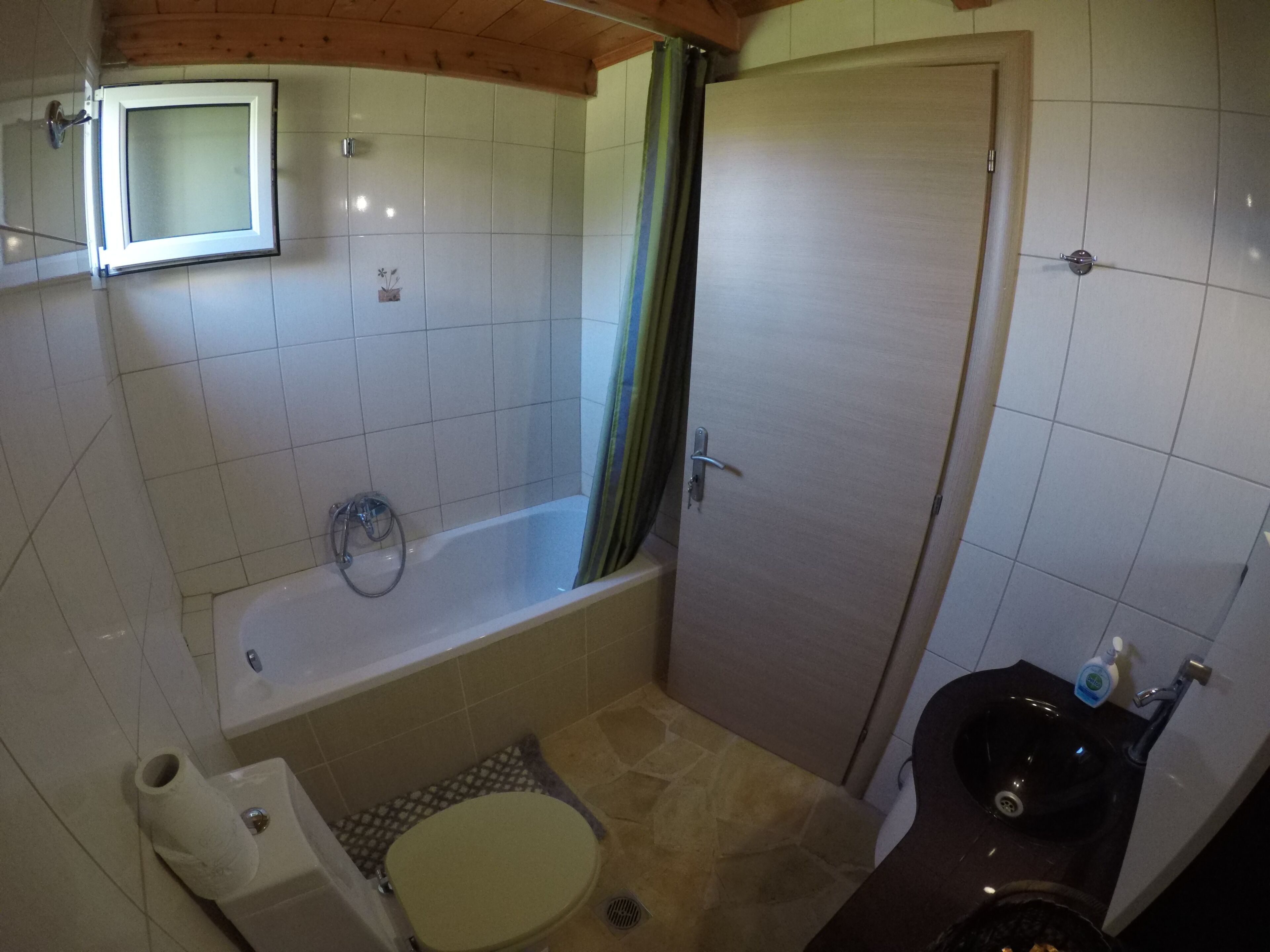 Ensemble douche/baignoire, sèche-cheveux, serviettes fournies