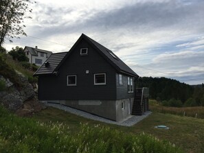 Exterior - Great cottage for rent in beautiful Nordhordland. Close to sea, with terrace and whirlpool. (Sæbøvågen)