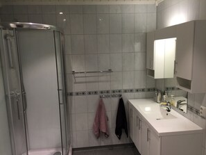Jetted tub, towels, toilet paper - Great cottage for rent in beautiful Nordhordland. Close to sea, with terrace and whirlpool. (Sæbøvågen)