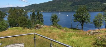 Great cottage for rent in beautiful Nordhordland. Close to sea, with terrace and whirlpool.